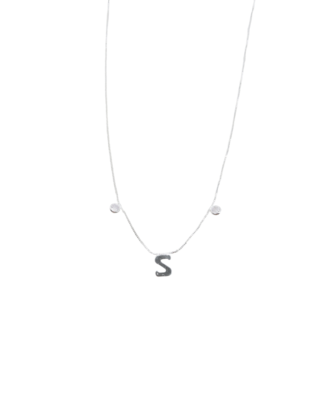 A Corrente com Letra e Dois Pontos de Luz Banhada em Prata 925